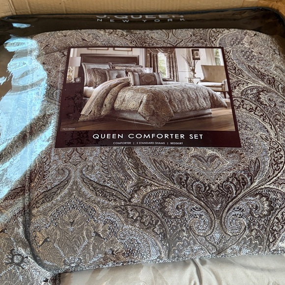 J. Queen New York Provence Comforter Set - Queen NEW - Picture 6 of 6